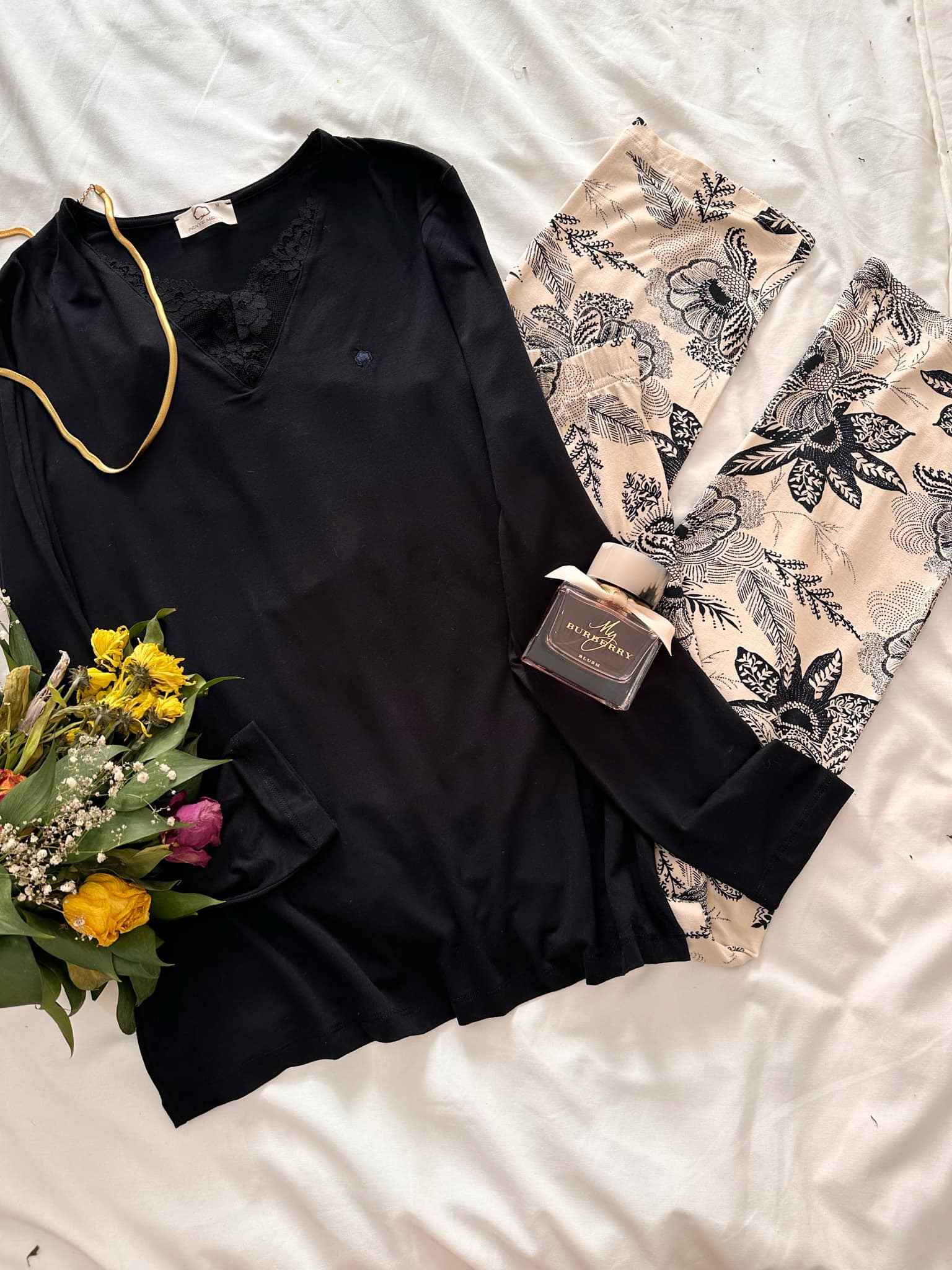 Pyjama Penymood noir pantalon beige fleuri