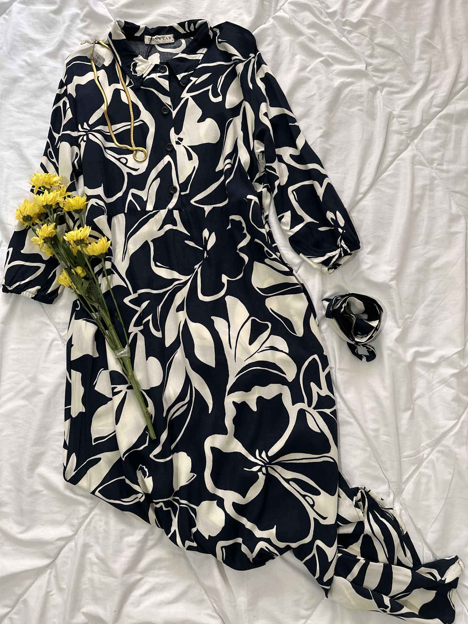 robe bleu nuit fleur blanche