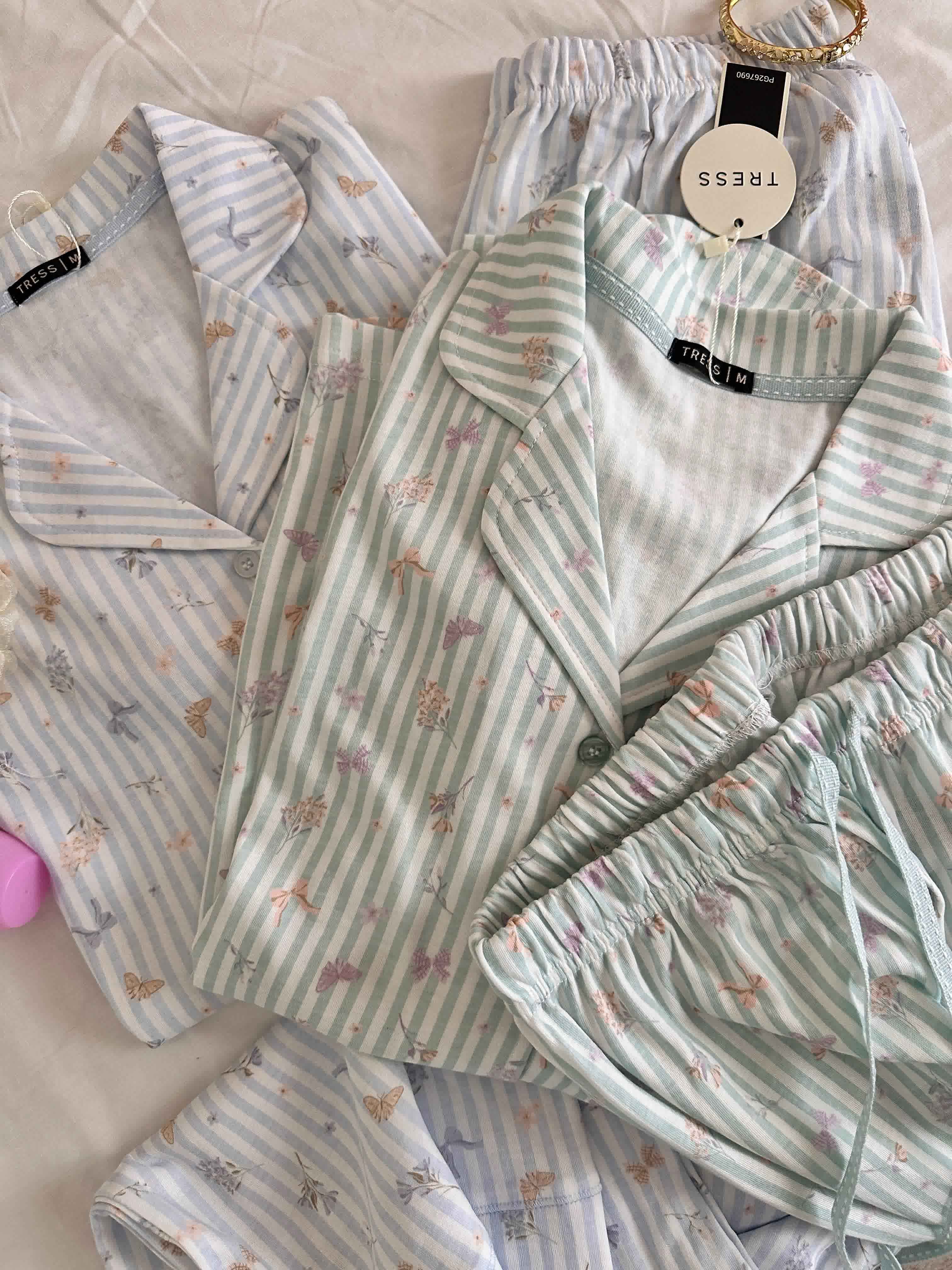 Pyjama fleurs et papillon boutonné