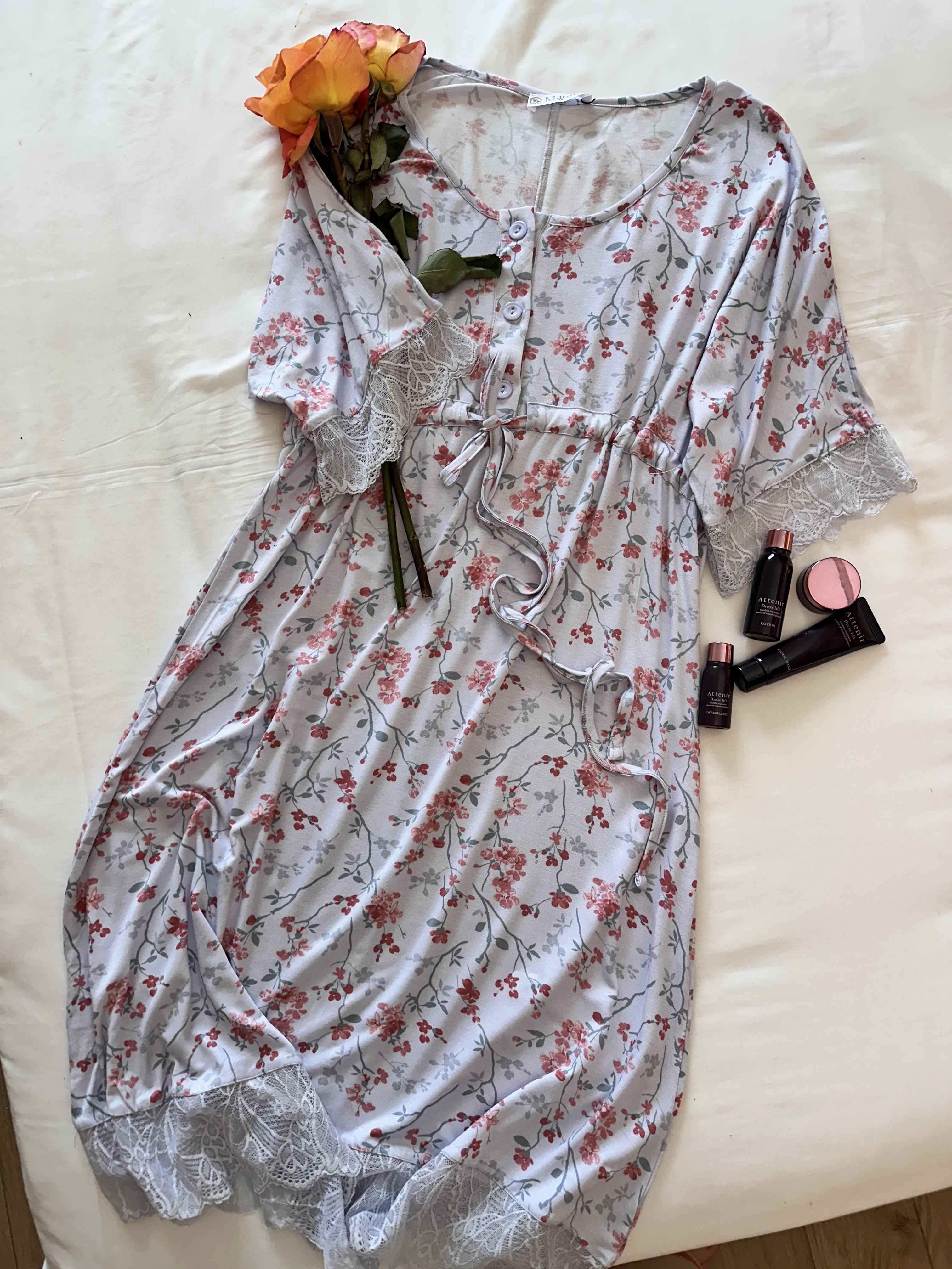 Robe courte bleu-ciel fleuri dentelle